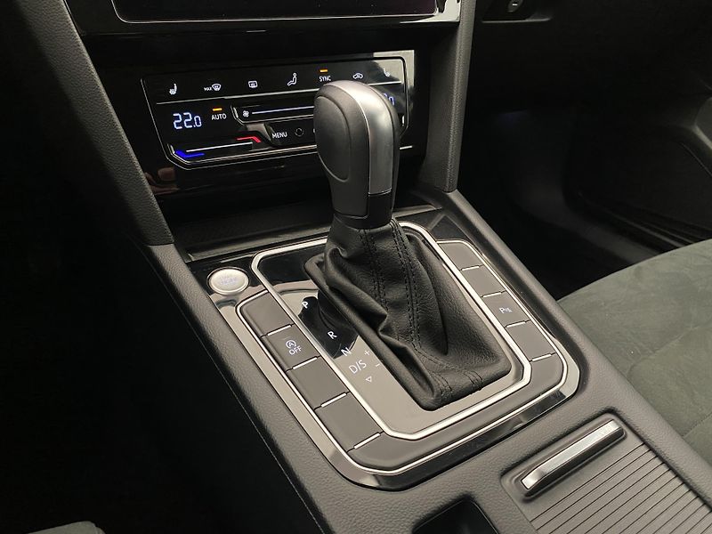 Volkswagen Passat VARIANT 2.0TDI DSG R-LINE CZ - fotka 26 z 55