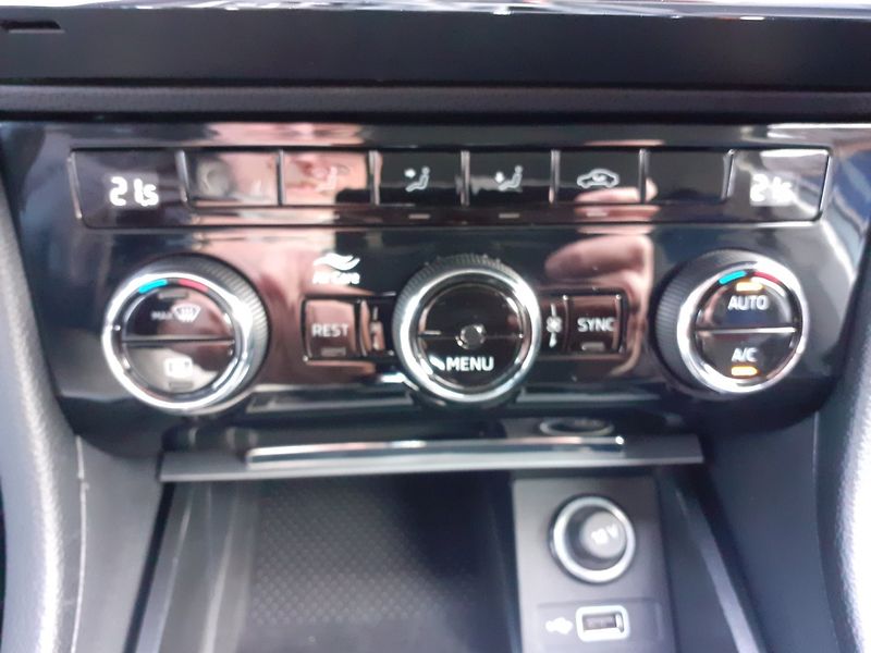 Škoda Superb (2020) 2.0 TDi 140Kw DSG ČR - fotka 17 z 32
