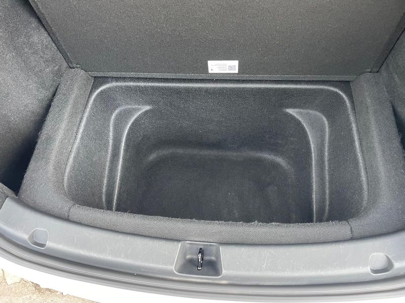 Tesla Model Y RWD 235kw 95,0 % - fotka 37 z 40