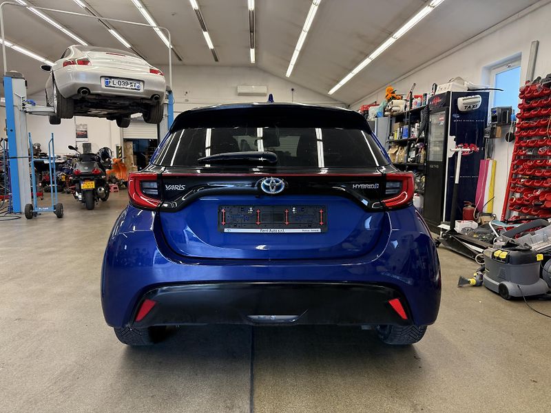 Toyota Yaris 1.5 hybrid 68 kW - fotka 8 z 21