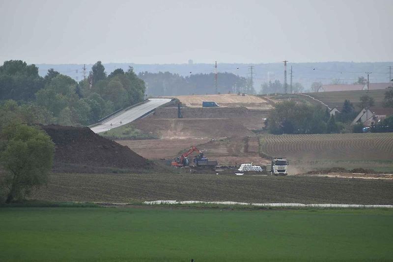 Na okraji Všestar se už na místě zbouraných domů připravuje stavba nového dálničního mostu.