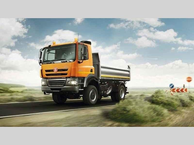 Tatra Force 8x8 – vozidlo pro přepravu potrubí.