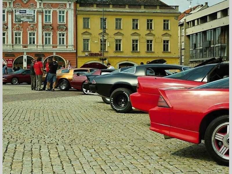 Sraz amerických vozů Chevrolet Camaro a Pontiac Firebird v Kolíně.