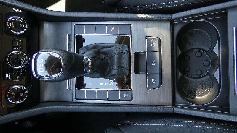 Škoda Superb Combi 2,0 TDI DSG Style - fotka 18 z 25