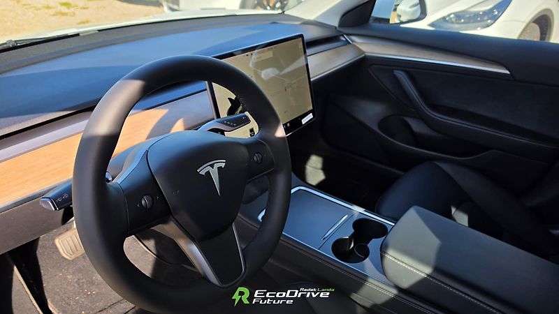 Tesla Model 3 (2021) Long Range AWD, Dual Motor - fotka 8 z 12