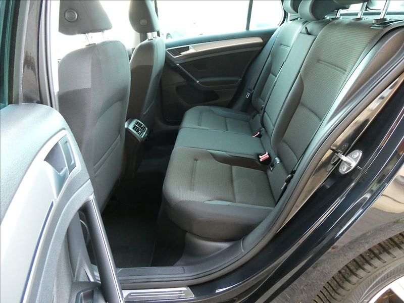 Volkswagen Golf 1,6 TDi 77kW serviska, xenony - fotka 23 z 50