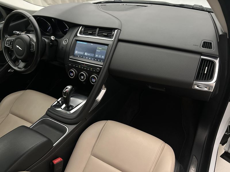 Jaguar E-Pace P250 AWD AUT - fotka 21 z 44