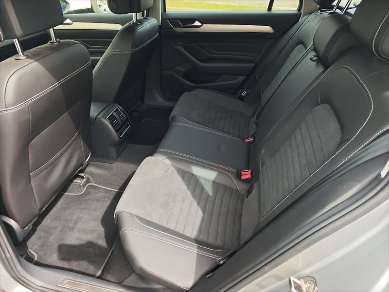 Volkswagen Passat 2,0 TDI Elegance - fotka 7 z 11