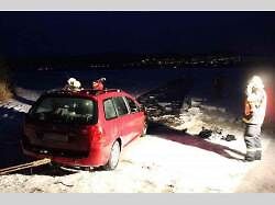 Hasiči vyprošťovali osobní automobil Toyota RAV4 rakouského řidiče, který se ve středu 13. ledna probořil ledem do Lipna při jízdě po zamrzlé hladině vodní nádrže mezi Frymburkem a Frýdavou.