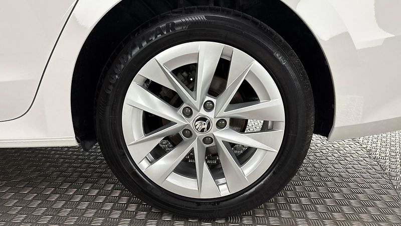 Škoda Octavia 2.0 TDI DSG Style Combi - fotka 19 z 25