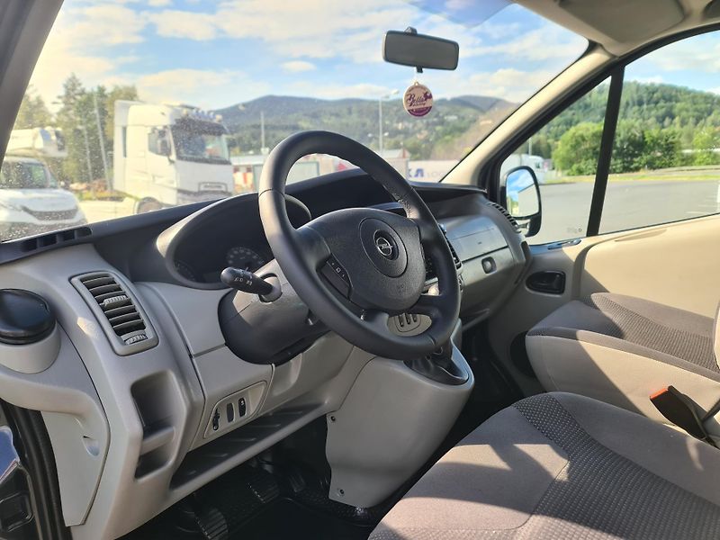 Opel Vivaro (2011) 2.0 CDTi 84-KW 8-MÍST OLOMOUC - fotka 37 z 75