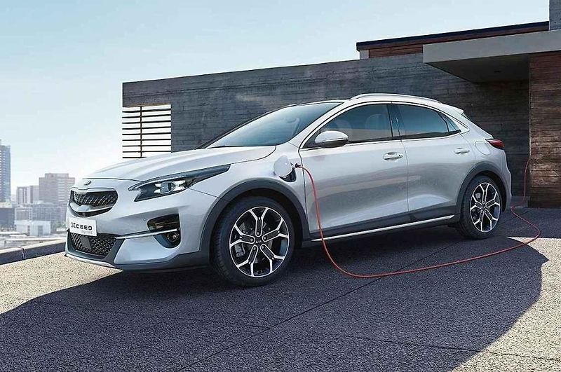 Dvě výkonné motory pod kapotou má čím dál více vozů