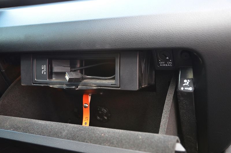 Volkswagen Passat (2014) 2.0 TDi 103kW Bi-XENON / TAŽNÉ - fotka 37 z 39