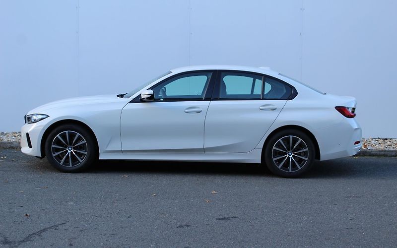 BMW Řada 3 320i sedan - fotka 2 z 14