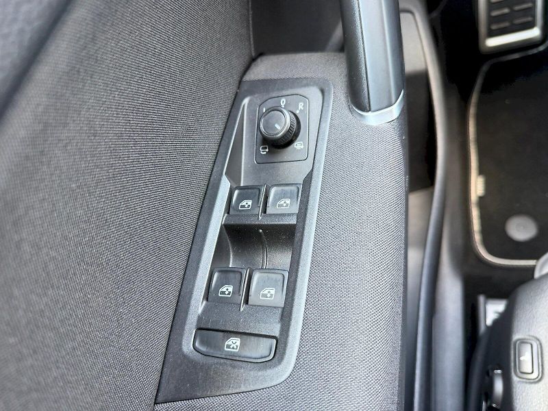 Volkswagen Touran (2019) 1.5 TSI 110kW R-LINE Comfort - fotka 11 z 35