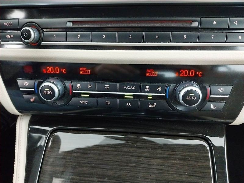 BMW Řada 5 (2015) Luxury Line 518d, Automat - fotka 16 z 23