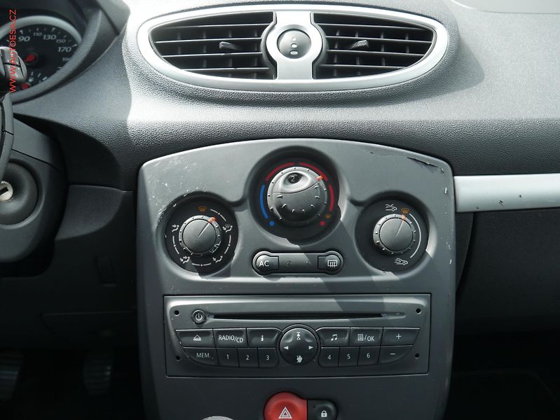 Renault Clio (2011) 1.2i, AC, temp - fotka 15 z 18