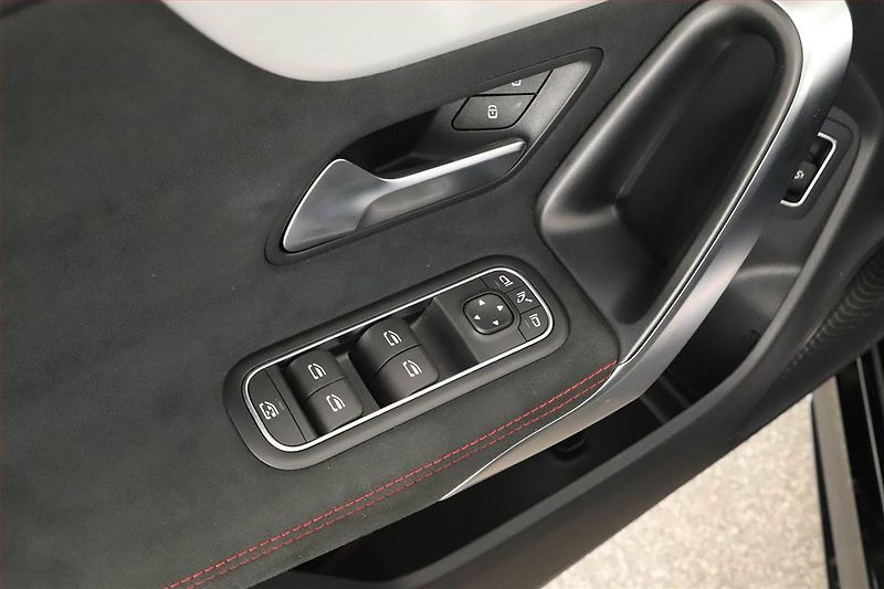 Mercedes-Benz CLA (2024) 200 - fotka 9 z 20