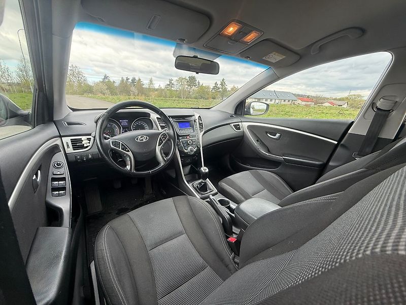 Hyundai i30 COMFORT 1,6 81 kW - fotka 9 z 17