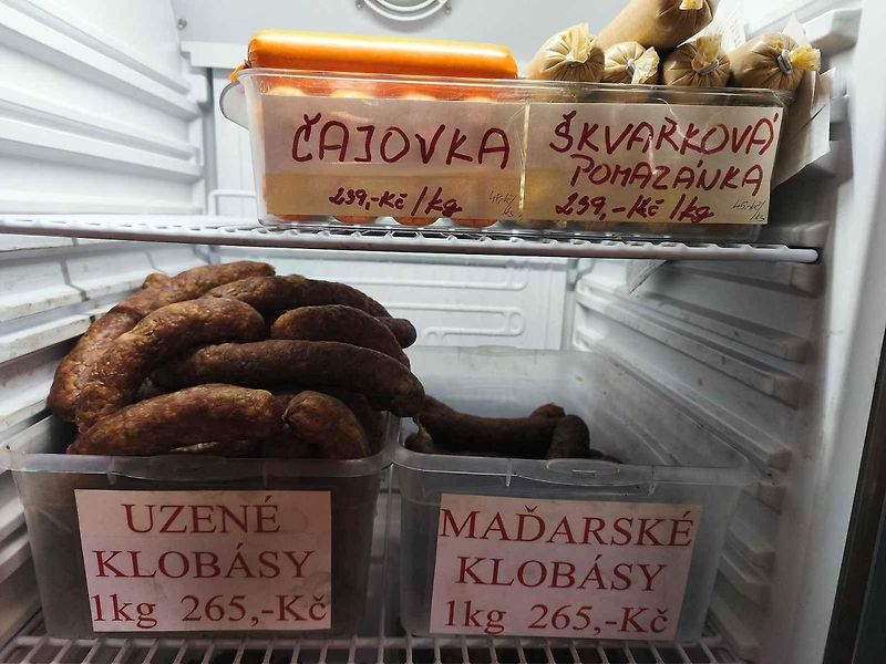 Ochutnali jsme pečenou krkovičku s opečeným bramborem za 125 korun.