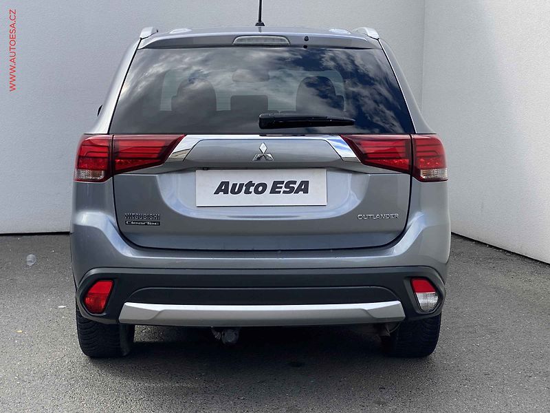 Mitsubishi Outlander (2016) 2.0 MiVEC 4WD, Invite, AT - fotka 5 z 18