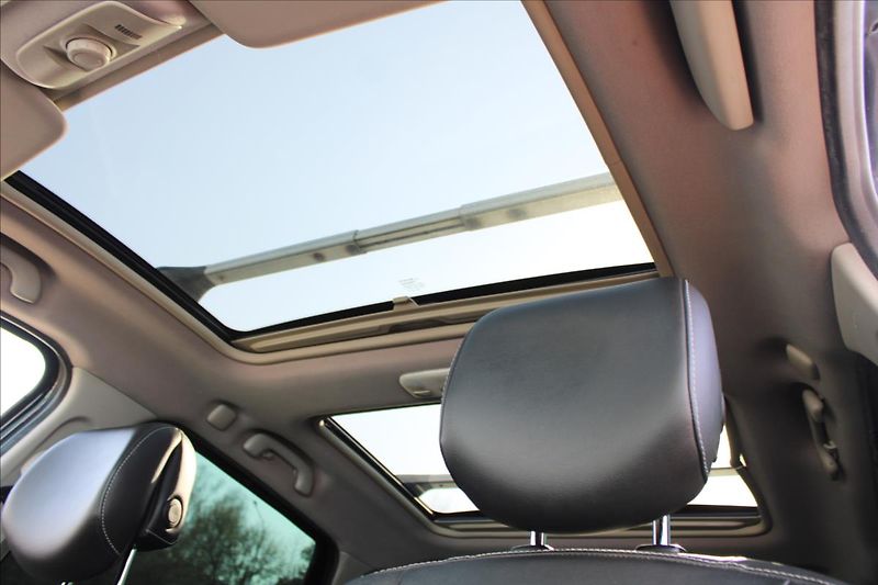 Renault Scénic 1,6 dCi  KEYLESS,7.MÍST,BOSE - fotka 24 z 34