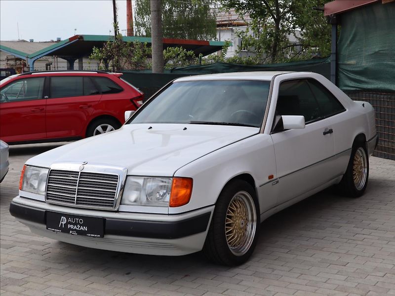 Mercedes-Benz 200 2,0 124 E Coupe SportLine - fotka 3 z 26