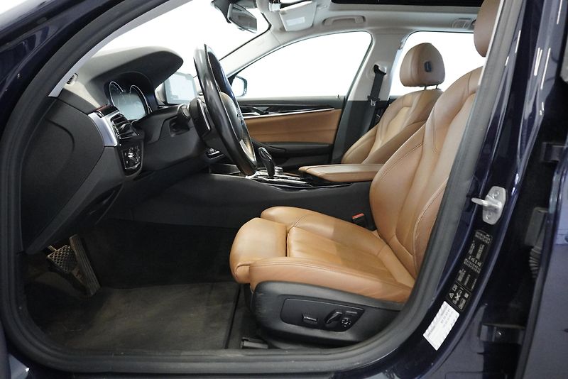 BMW Řada 5 3,0 XDRIVE AUT. - fotka 11 z 32