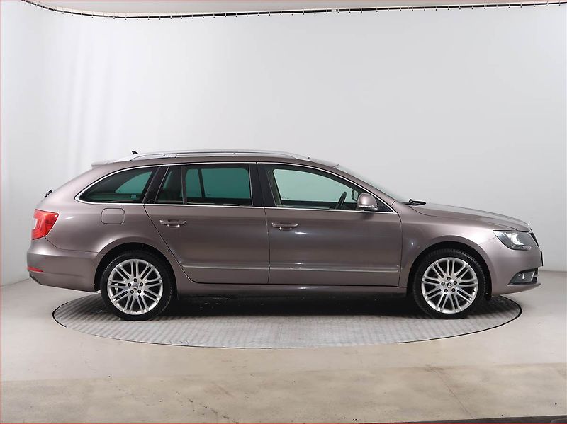 Škoda Superb (2013) Elegance 2.0 TDI, 4X4 - fotka 6 z 21