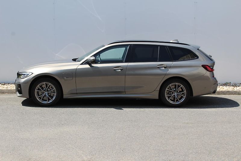 BMW Řada 3 330e xDrive Touring - fotka 9 z 23