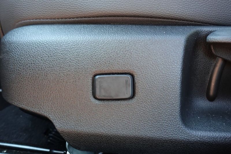 Toyota Corolla 2,0 HEV Executive TS - fotka 19 z 34