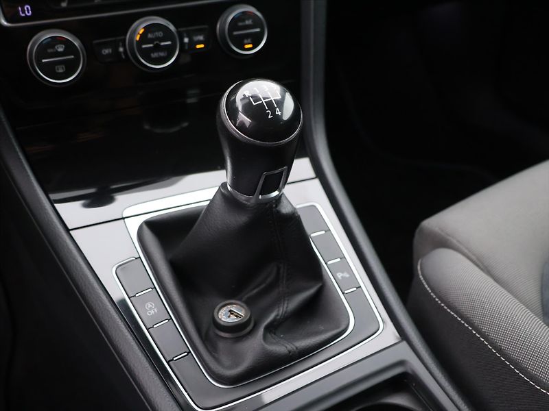 Volkswagen Golf 1,6 TDI 77kW Comfortline CZ - fotka 22 z 30
