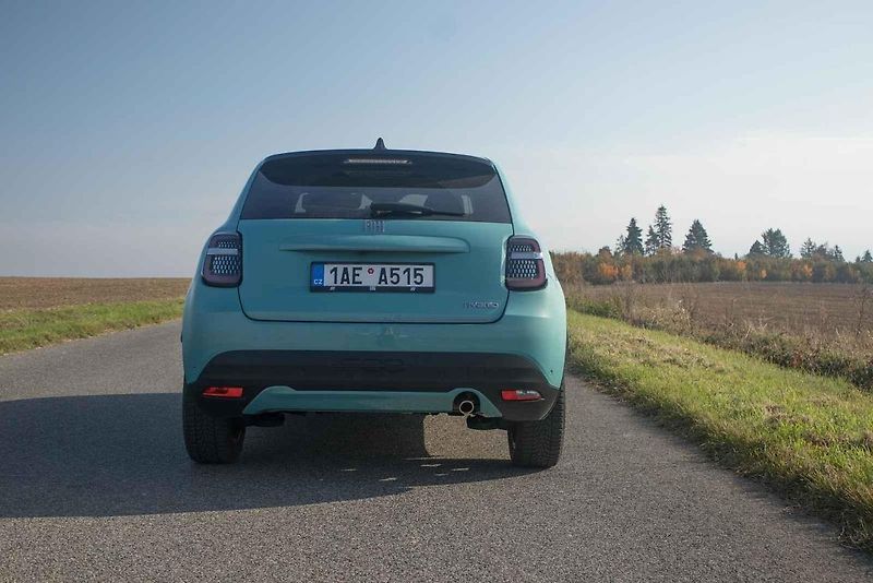 Fiat 600 hybrid potěší prostorností i spotřebou. Zamilujete si ho však hlavně pro jeho originální a sympatický vzhled.