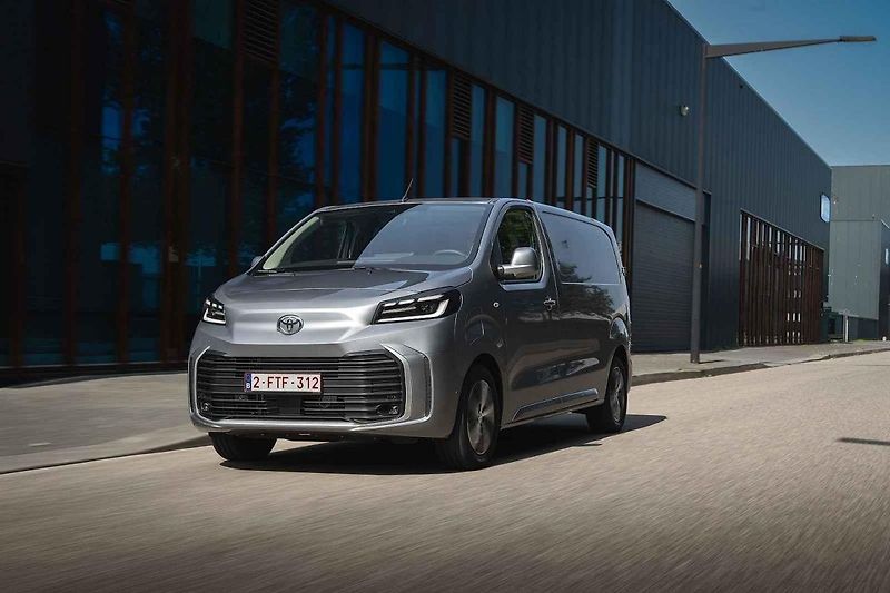 Také novou Toyotu Proace jsem mohl prověřit při jízdách v okolí Haagu