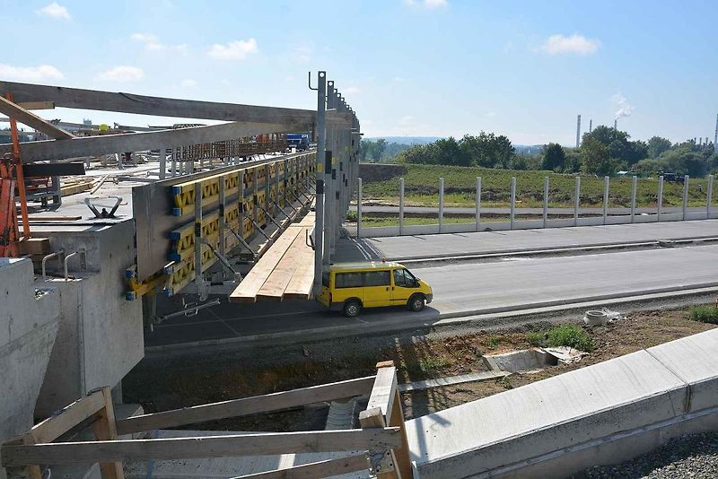 Deset kilometrů dlouhý úsek dálnice D1 mezi Říkovicemi a Přerovem míří do finále. Most přes Tovačovskou ulici.