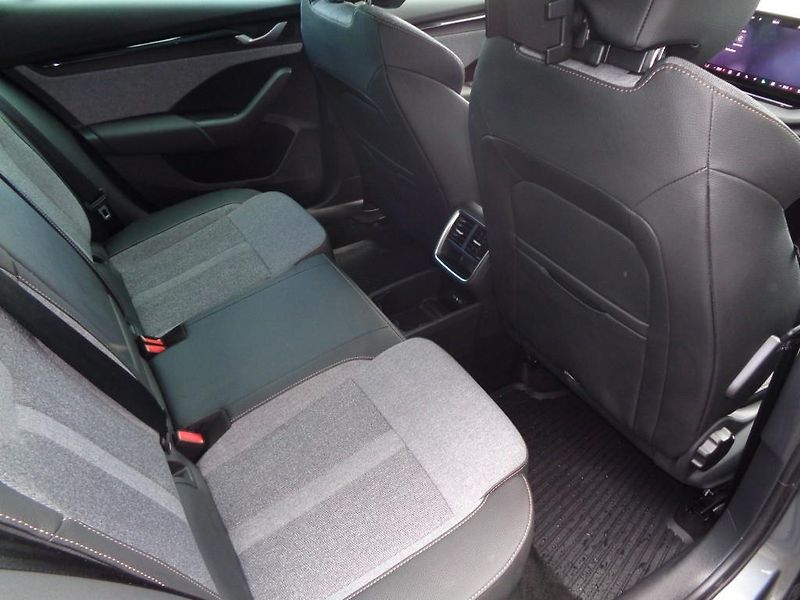 Škoda Octavia 1.5 TSI DSG Top Selection mHEV - fotka 23 z 30