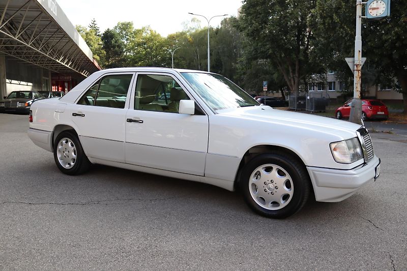 Mercedes-Benz 124 W124 320 E Sedan (1993) - fotka 10 z 32
