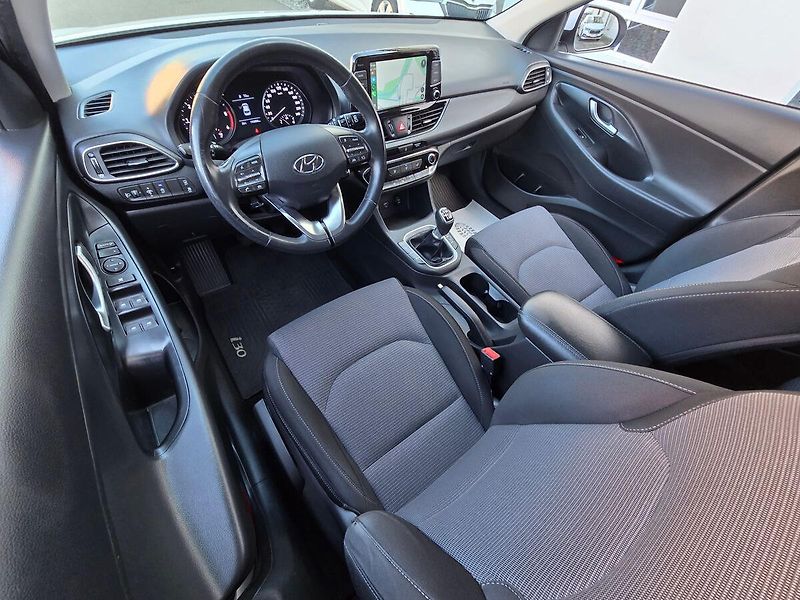 Hyundai i30 1.6CRDi COMFORT LED KAMERA NAV - fotka 9 z 39