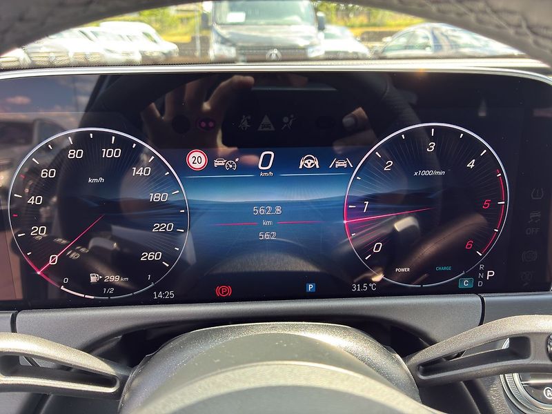 Mercedes-Benz Třídy E E 220 d 4MATIC AMG - fotka 17 z 28