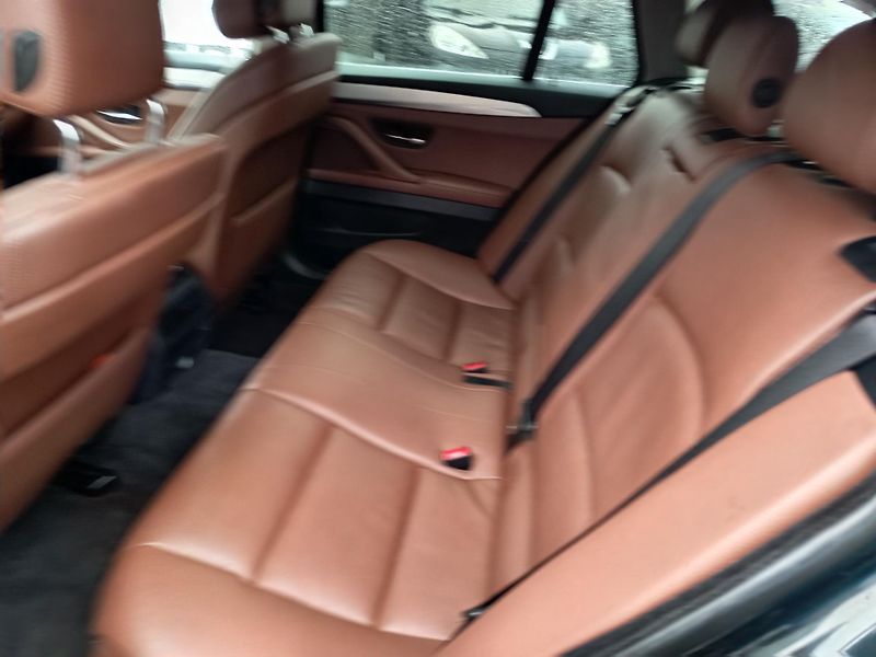 BMW Řada 5 (2011) 535i xDrive - fotka 32 z 50