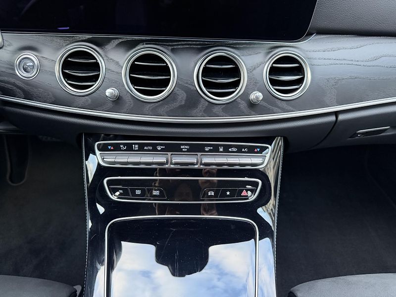Mercedes-Benz Třídy E (2020) 300E 4MATIC PLUG-IN HYBRID - fotka 22 z 40