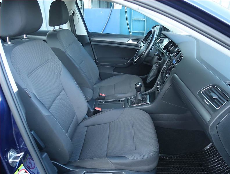 Volkswagen Golf (2019) 1.5 TSI, Tempomat - fotka 9 z 18