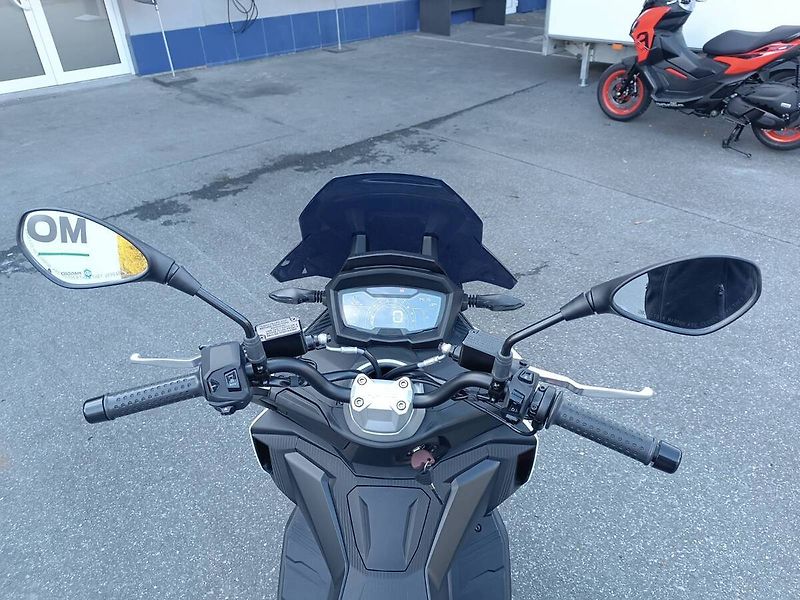Aprilia SR GT 200 (2025) Sport ABS Space White - fotka 9 z 11