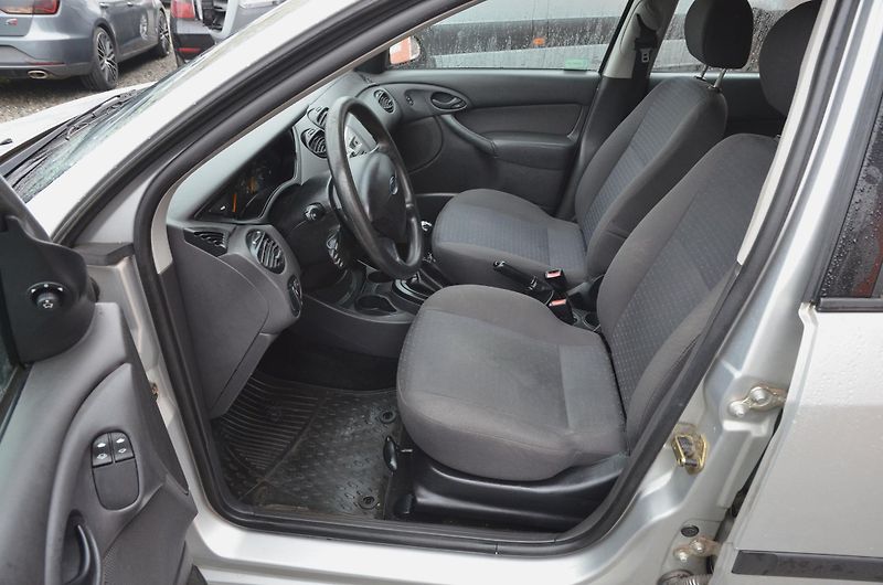Ford Focus (2004) 1.6i Zetec 74kW / ČR / 115tkm - fotka 14 z 28