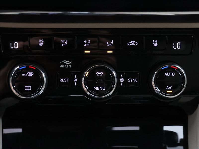 Škoda Superb 2,0 TSI 200kW L&K 4x4 DSG DPH - fotka 27 z 36