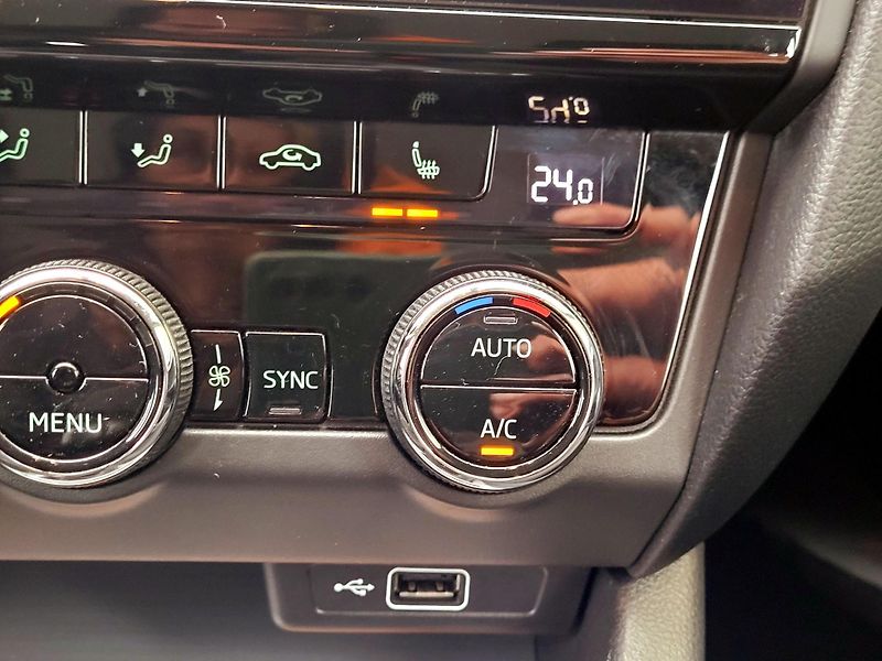 Škoda Octavia TDi 4x4 SERV.KNÍŽKA,CEBIA    - fotka 55 z 61