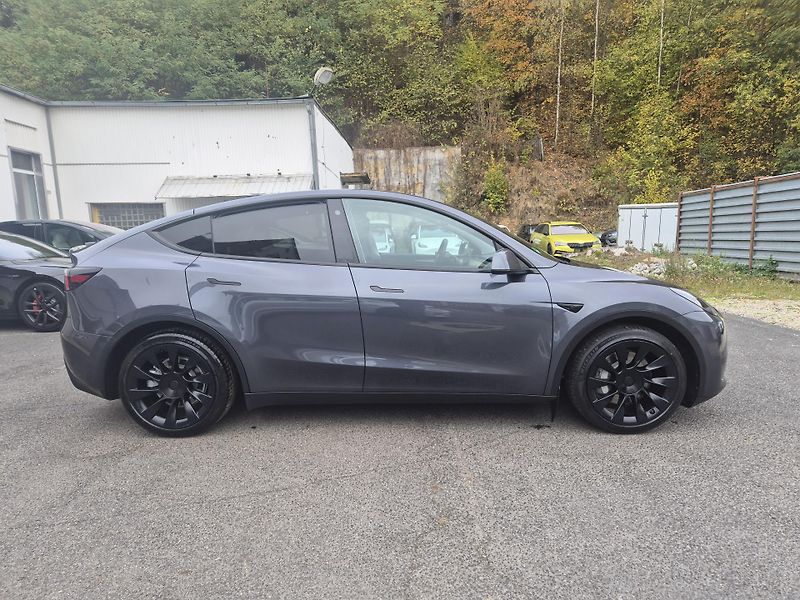 Tesla Model Y RWD 220kw TZ SOH 93,6 % - fotka 7 z 49