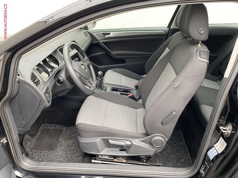 Volkswagen Golf (2015) 1.6 TDi, Trendline, navi - fotka 9 z 18