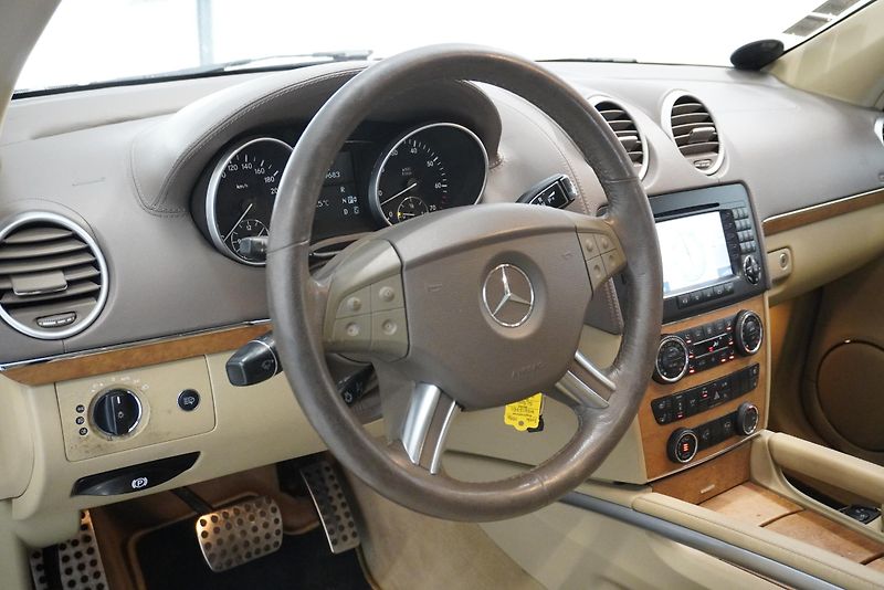 Mercedes-Benz GL (2006) 5,5I V8 4MATIC AUTOMAT 7 MÍST - fotka 16 z 36