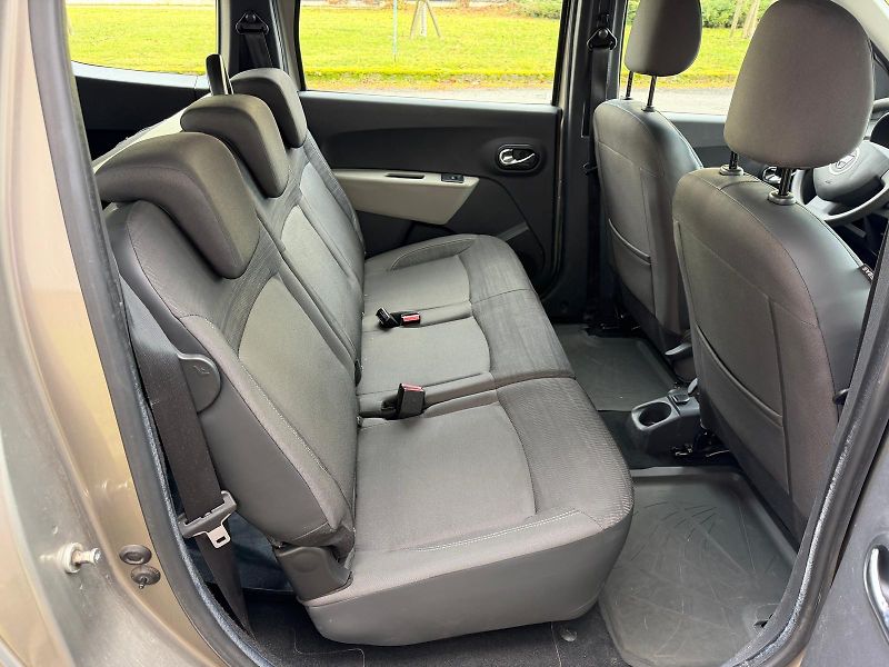 Dacia Lodgy 1,6 i / 7-míst / 1.maj./ ČR /  - fotka 16 z 24